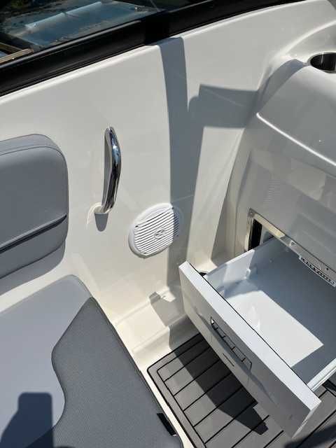 Bayliner VR4 Bow Deck, wersja elektryczna.