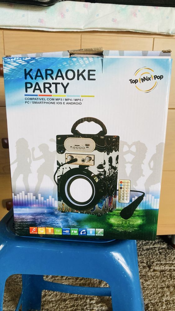 Karaoke party com microfone