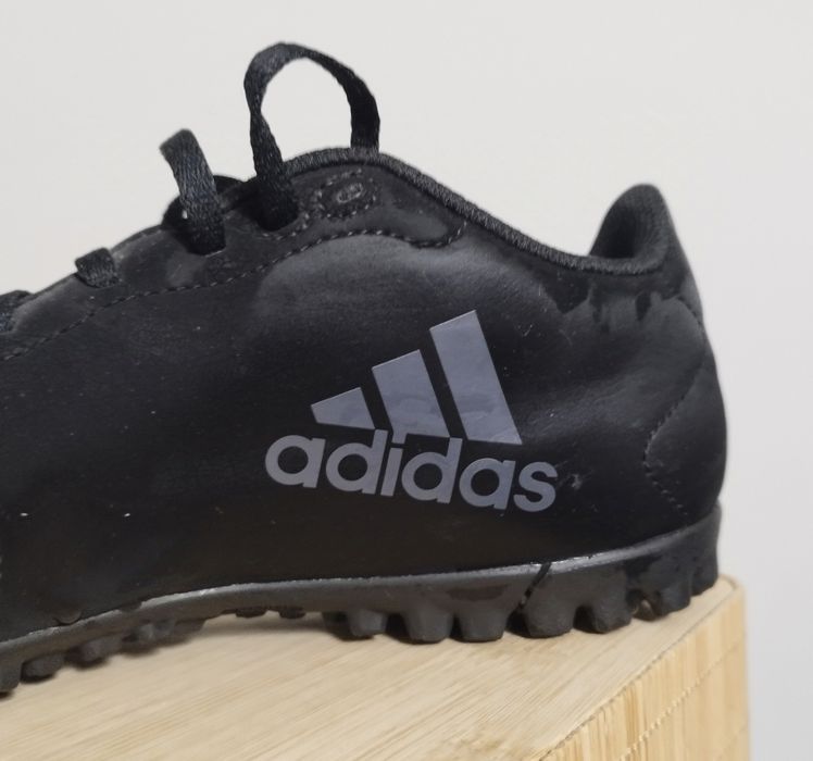 Sapatilhas Adidas em muito bom estado.
Tamanho 41 1/3.