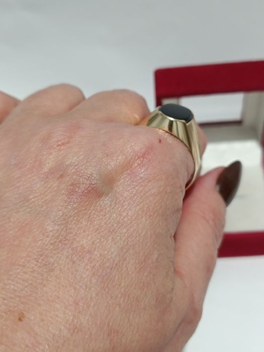 Złoty sygnet z Onyksem roz.32 złoto próby 585