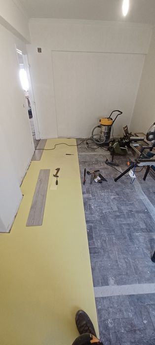 Aplicação de pavimento flutuante, vinilico, soalho de madeira.