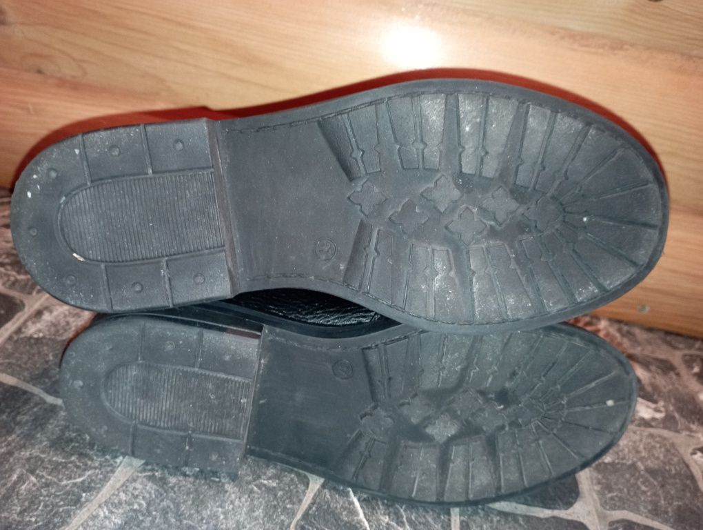 Продам зимове жіноче взуття 37 розміру