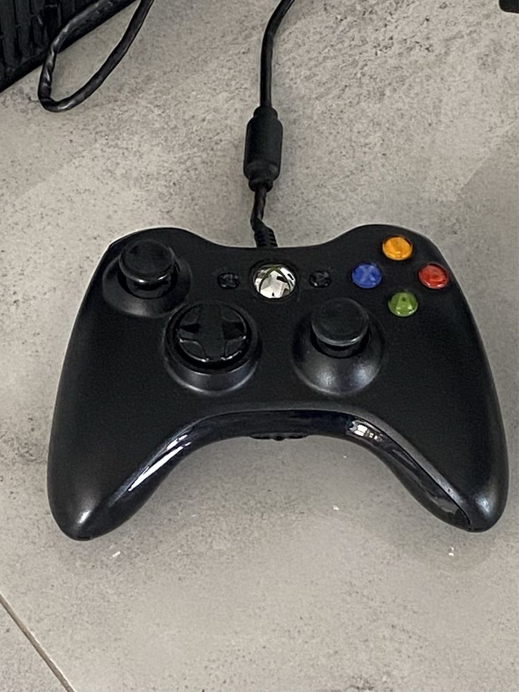 Xbox 360 z padem, kinectem i grami