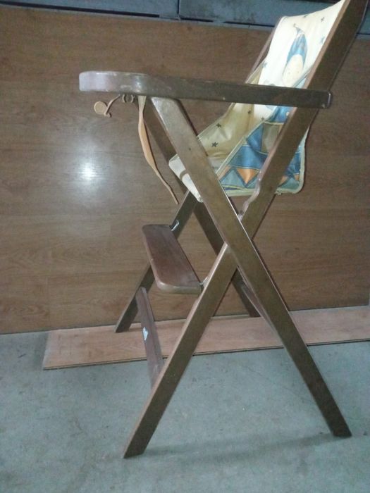 Drewniane krzesełko do karmienia