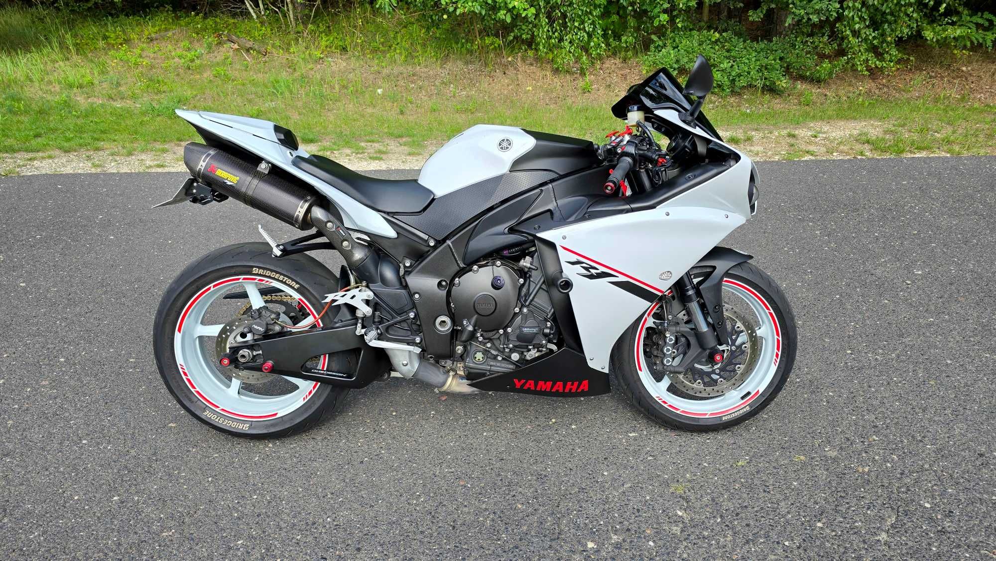 Yamaha R1 RN22 2014 Polift