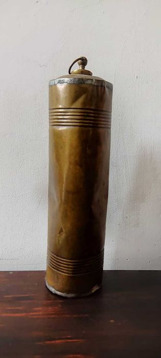 Botija antiga em latão com tampa e argola