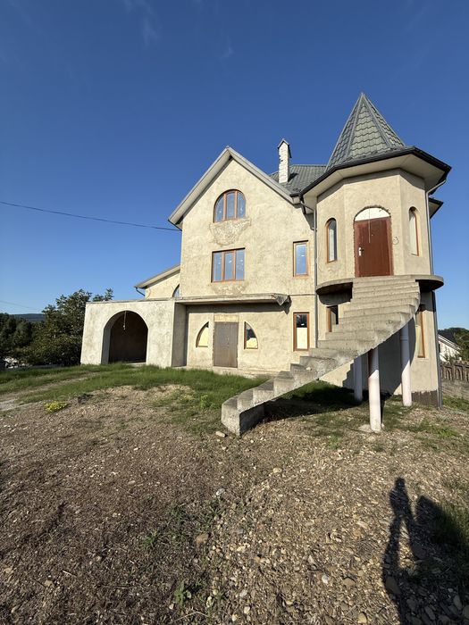 Не будинок, а зАмок.