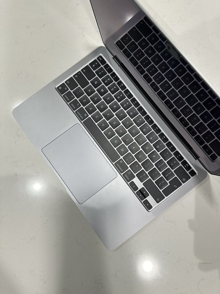 macbook AIR 13” 256 GB gwiezdna szarość 2021