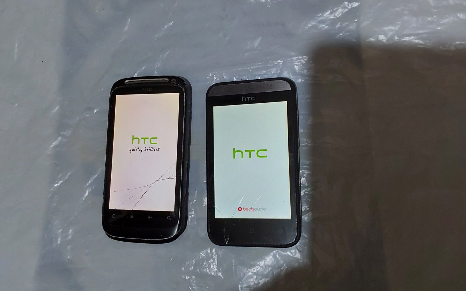 Телефон мобильный hTC продам.