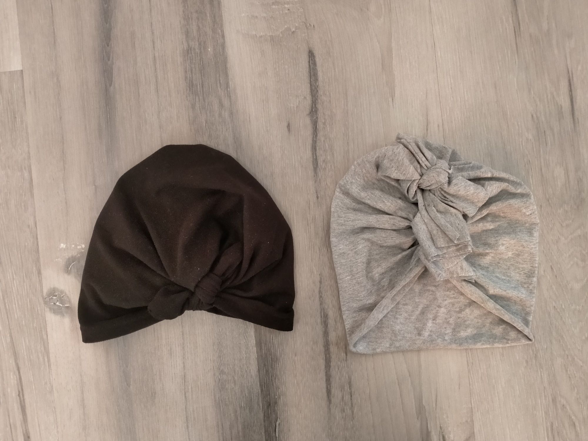 Dwa turbany czapki dla dziewczynki obwód 32cm