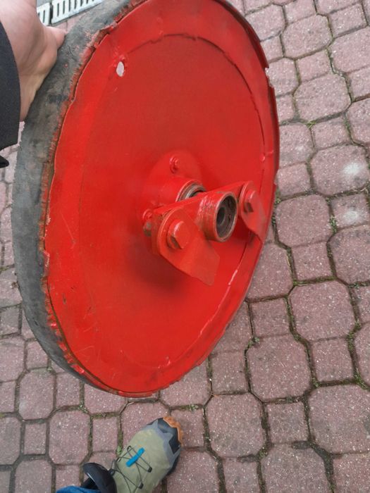 Koło wykaszające z napędem hydraulicznym