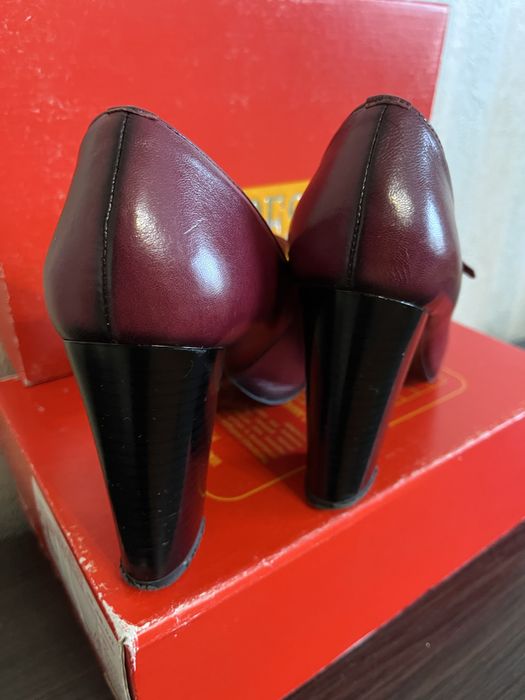Шкіряні туфлі на підборі з пояском, 37