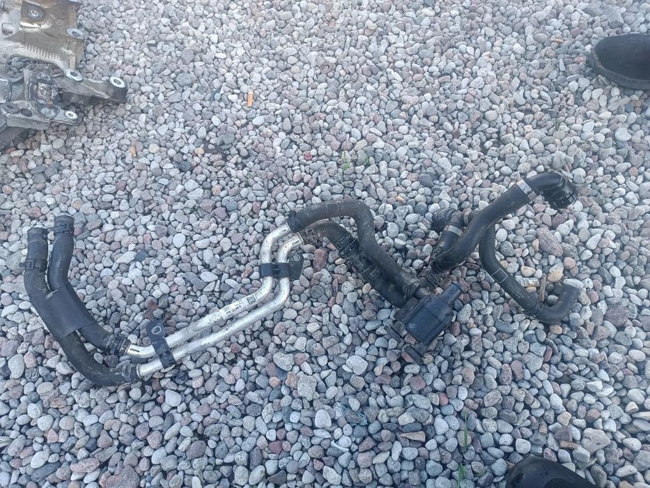 AUDI A5 8T A4 B9 8W 2.0TFSI PRZEWOD WAZ WODY CENTRALA WODNA 8W0121400B