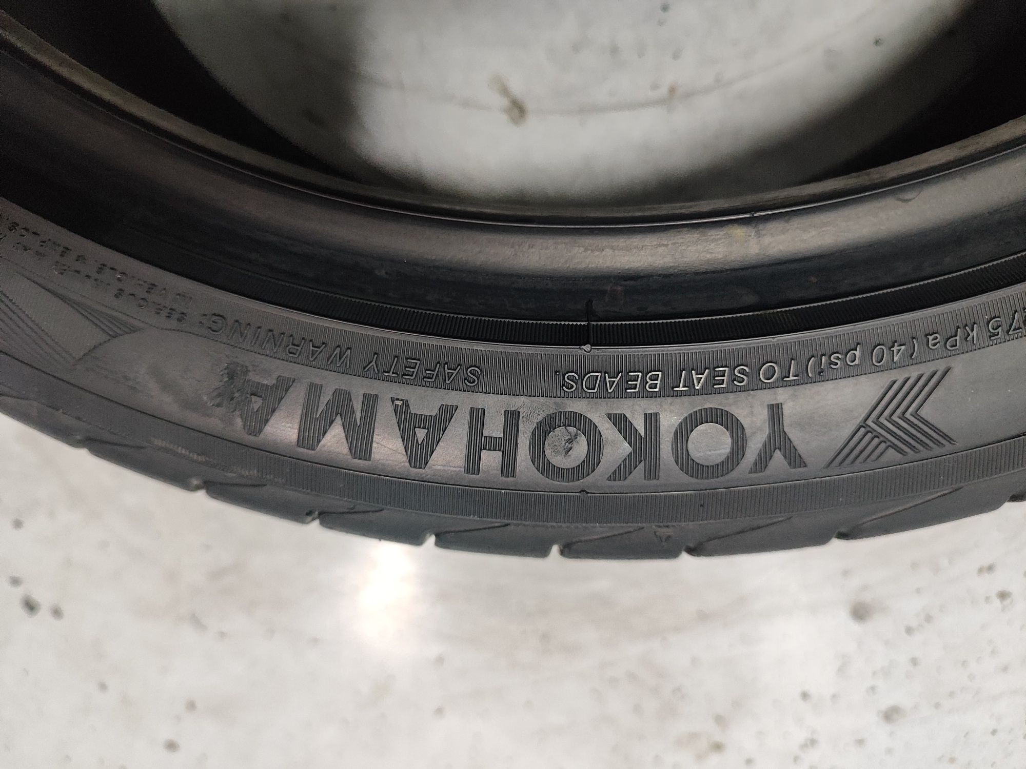 2 pneus  semi novos Yokoama 225/40R28 92Y - Oferta da Entrega
