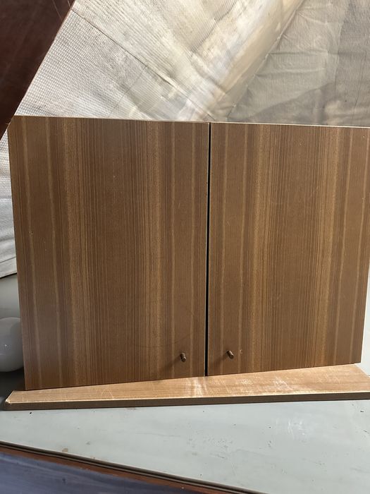 Szafka dwuskrzydłowa w środku półka