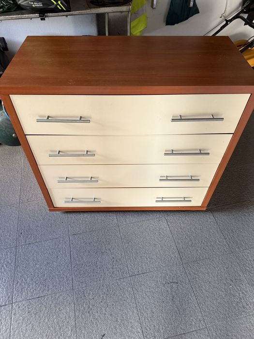 Komoda z szufladami.