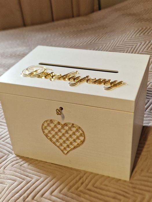 Pudełko na koperty ze złotym napisem