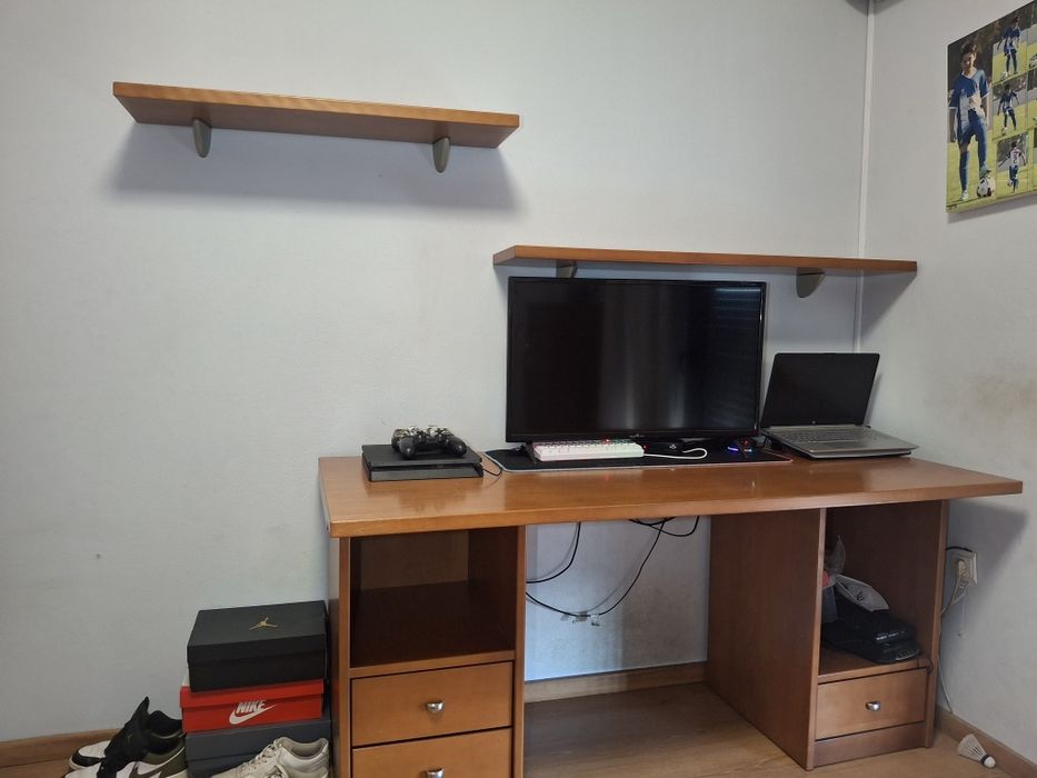 Secretaria de madeira de cerejeira