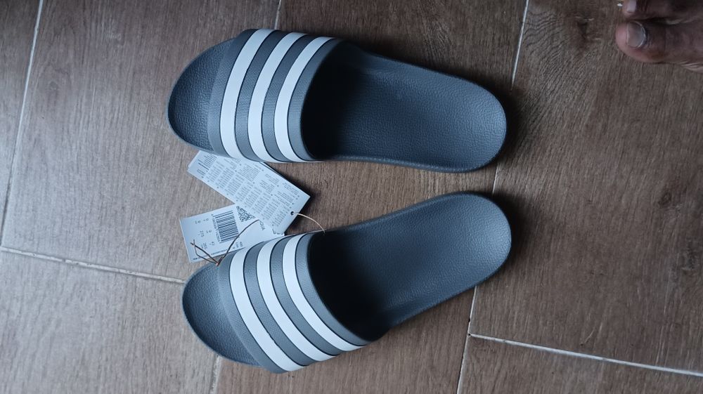 Chinelos da adidas novos.