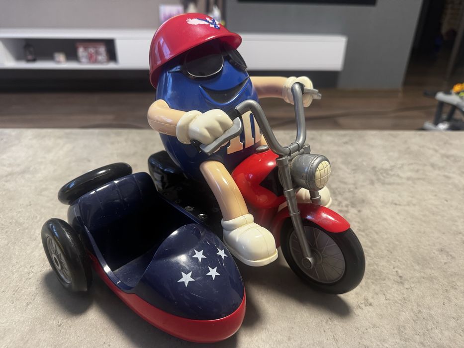 Машинки M&M та мотоцикл