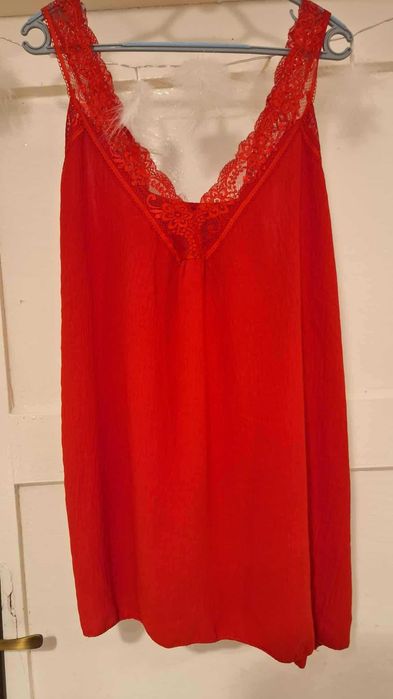 Świetna czerwona koszulka. Uniwersalna.