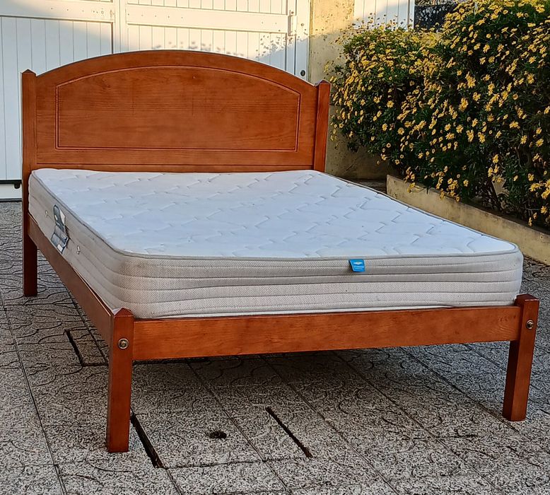 Vendo CAMA de CASAL com estrado e COLCHÃO em madeira MACIÇA como nova.