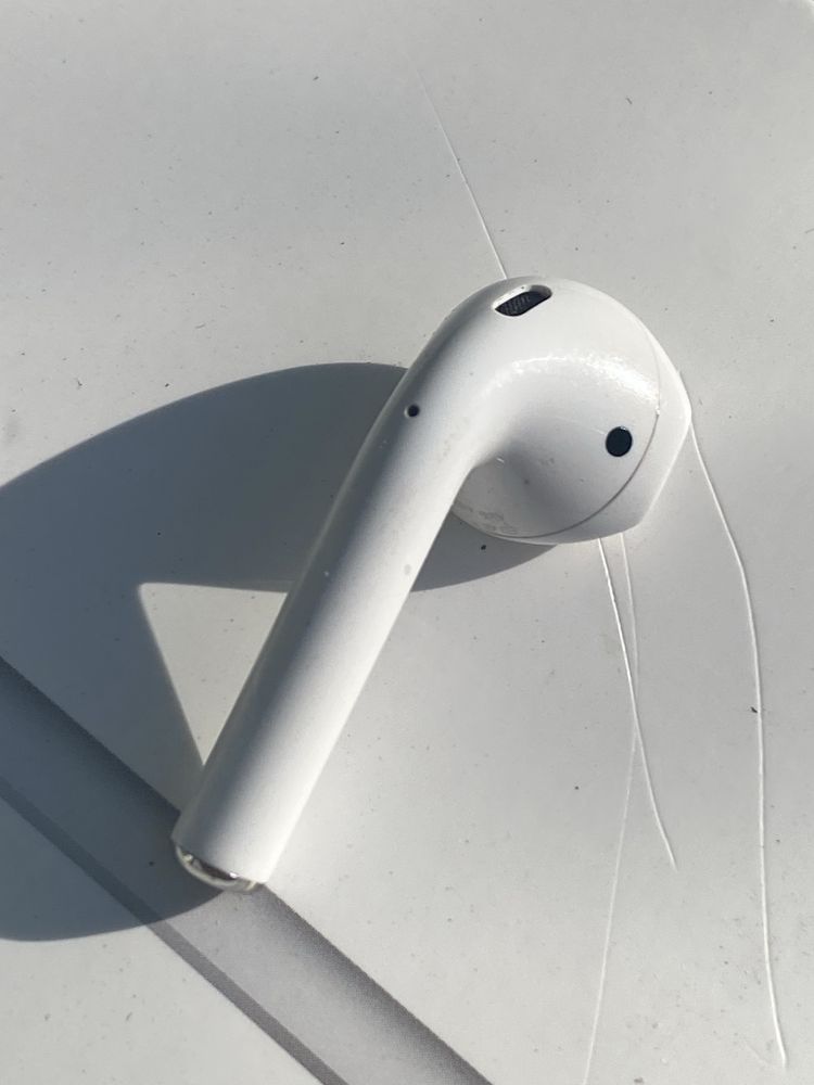 Продам навушник один правий airpods 1 оригінал
