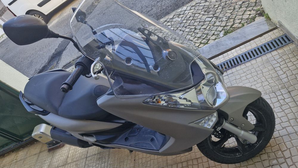 Yamaha majesty s 125cc de 2015 a mota está impecável