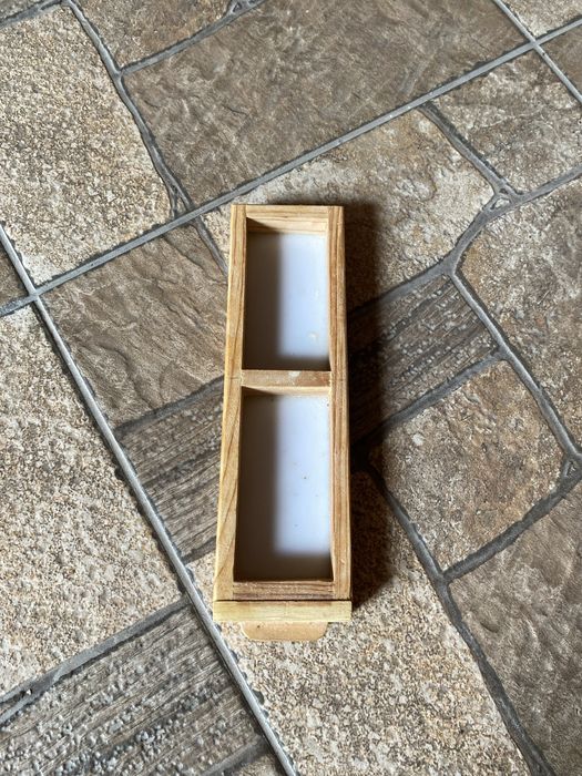 Дерев’яна клітка для птахів