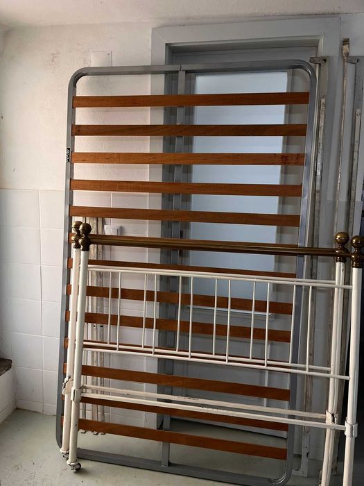 Cama antiga de ferro