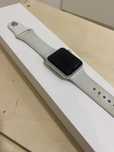 Apple Watch 3 com carregador e Sport band branca