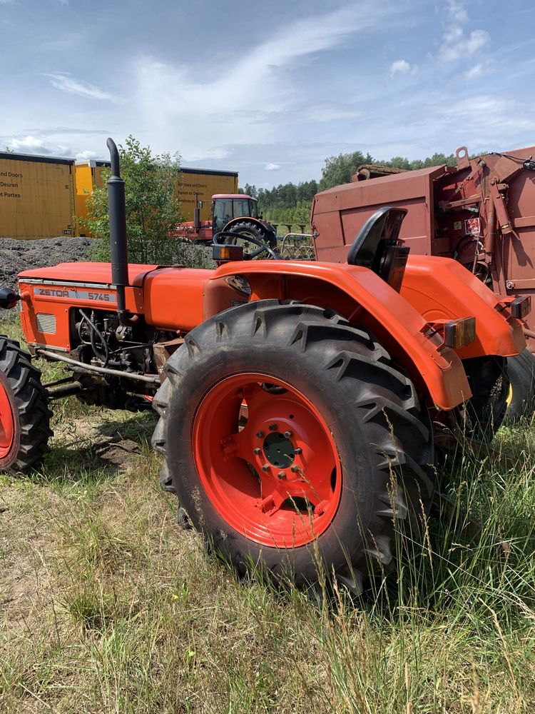 Zetor 5745 4 na 4 wspomaganie.