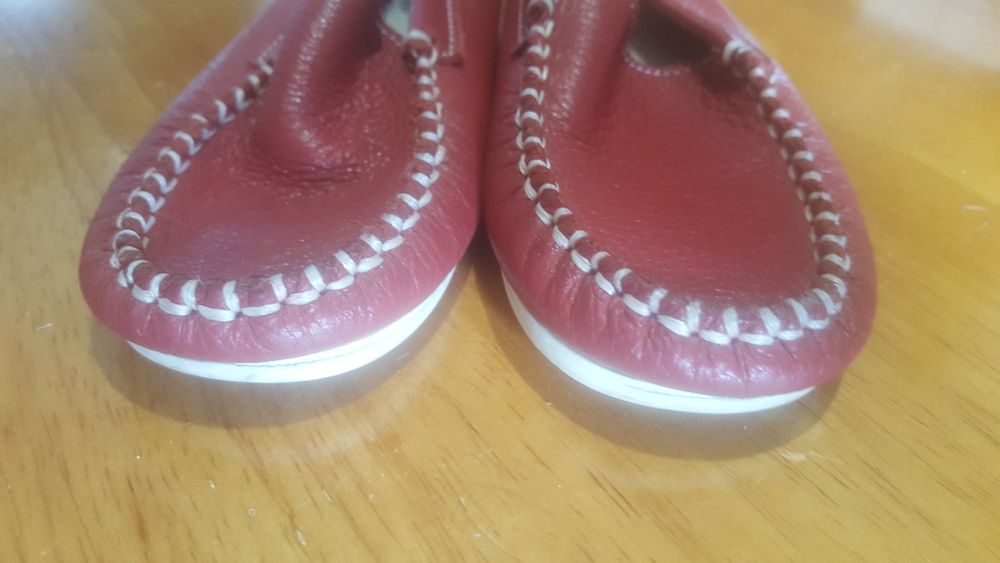 Sapatos tipo "luva" em pele.