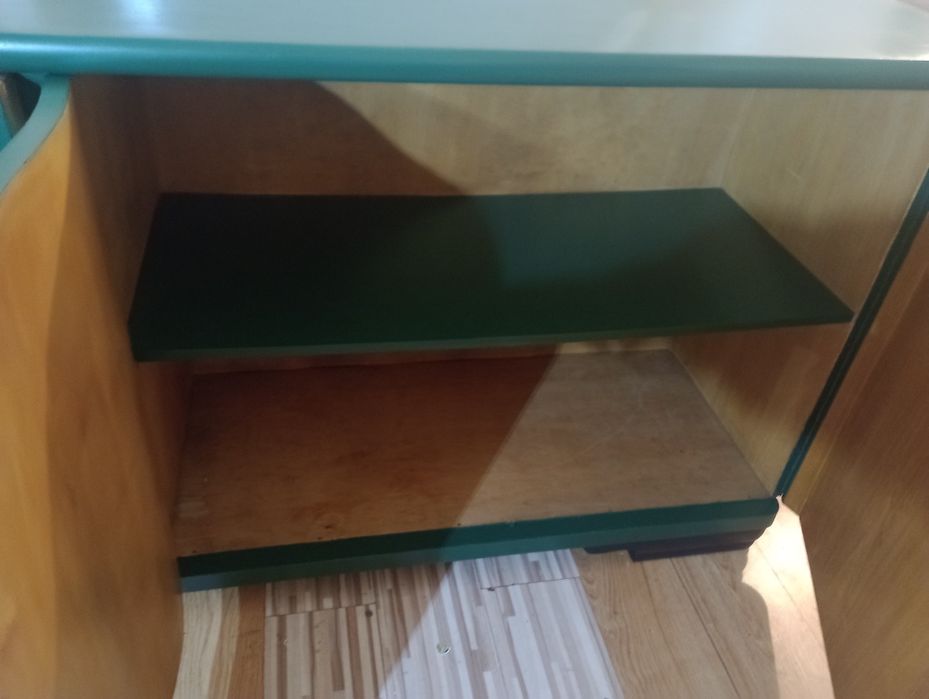 Komoda w kolorze zieleń butelkowa
