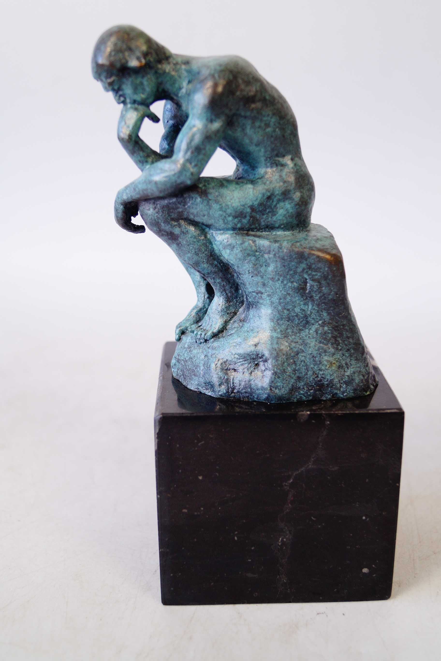 Figura z brązu rzeźba Myśliciel Rodin patyna