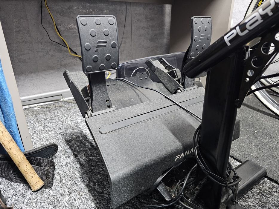 Kierownica z bazą i pedałami Fanatec CSL Elite