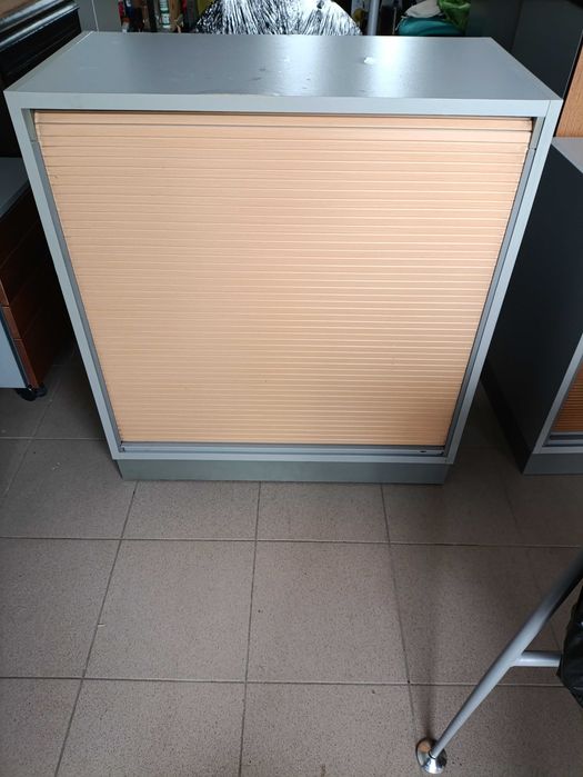 Mała szafka biurowa z roletą.