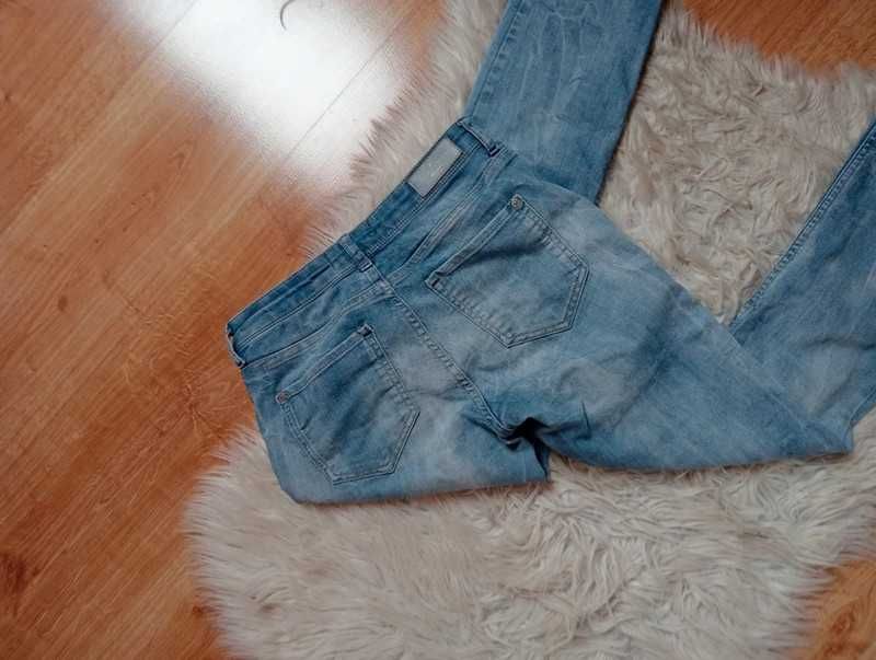 Jasno niebieskie spodnie jeans rurki marki Lindex rozmiar S/36.