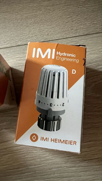 Trzy głowice termostatyczne IMI Heimeier head D