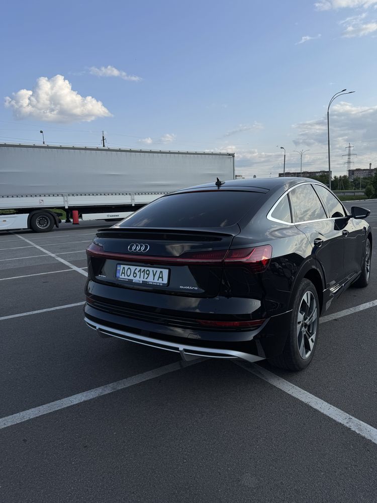 Автомобіль Audi E-tron