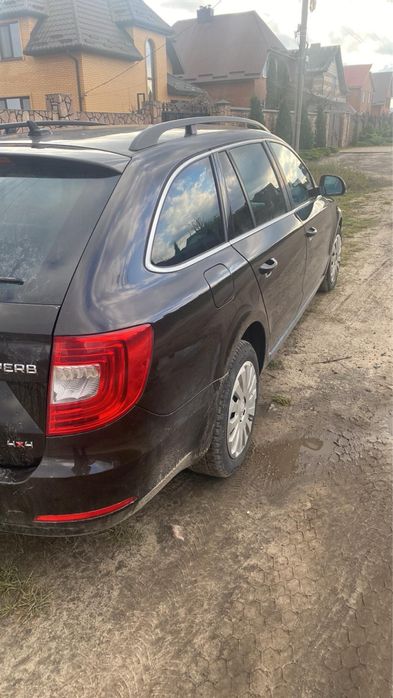 Авто повний привід,сама повна комплектація ,крім шкіри,сервісна книга!