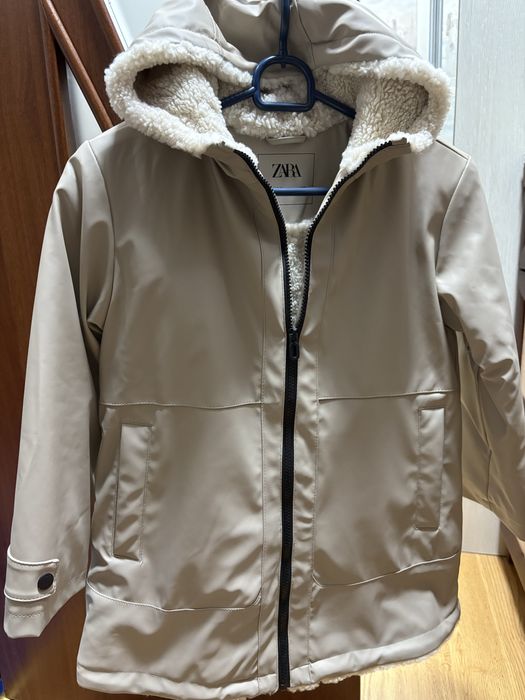 ВОДОВІДШТОВХУВАЛЬНА прогумована курточка з штучним хутром 8-9 р ZARA