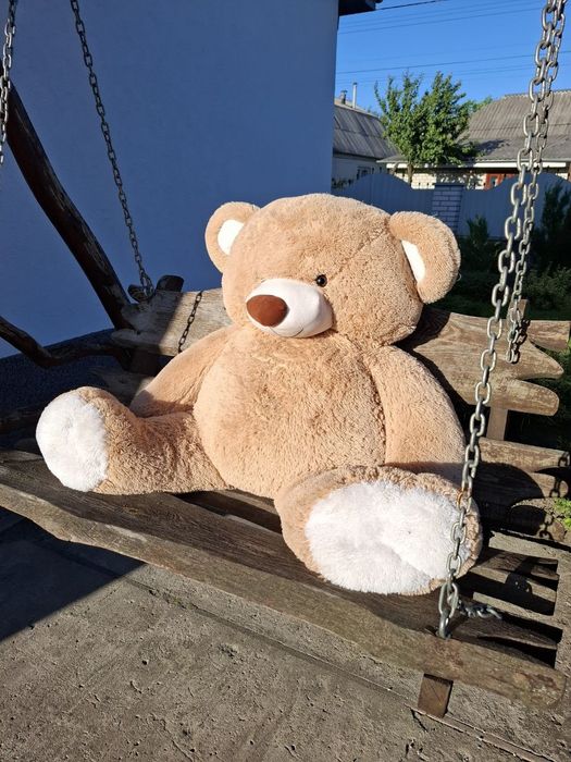 Великий плюшевий медведь