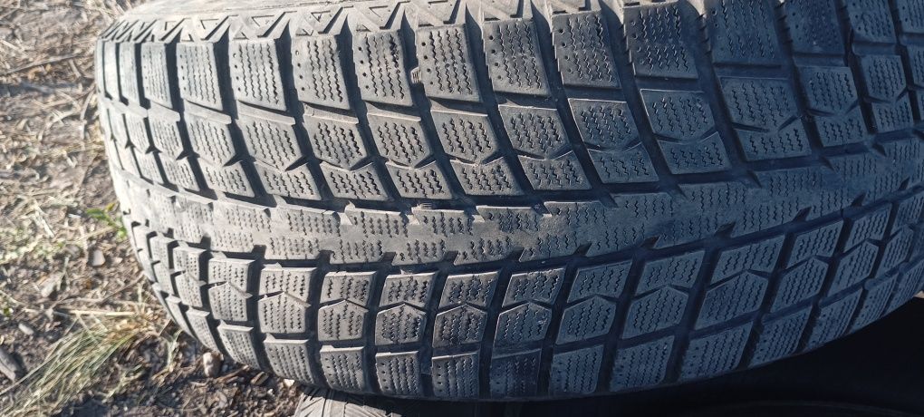 Комплект зимової гуми,255/60/17 ціна4400за 4 шт, 22 р. остаток +-6-7мм