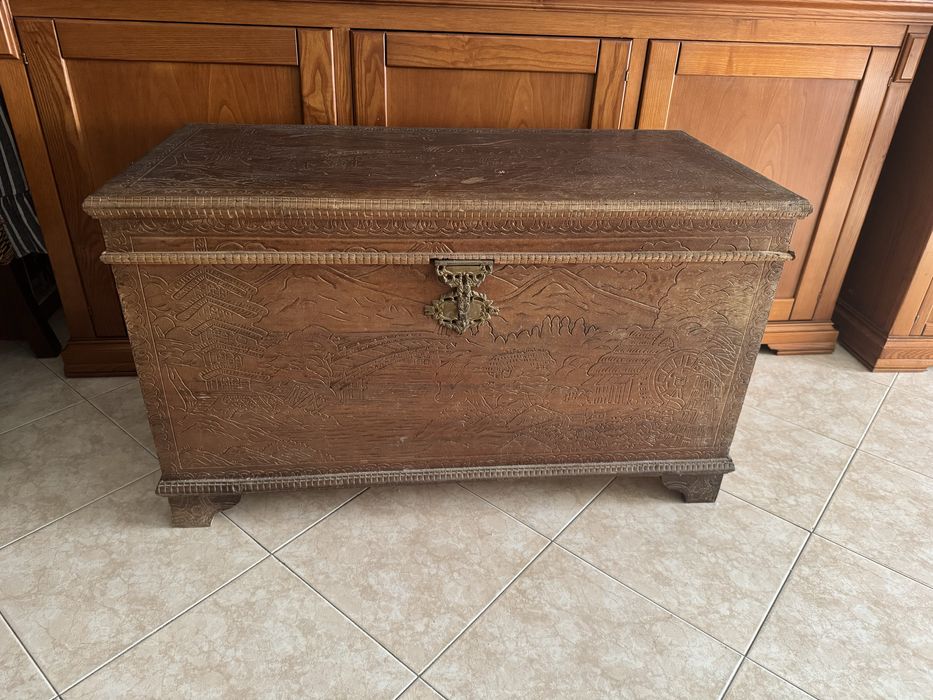 Vendo baú de madeira antigo