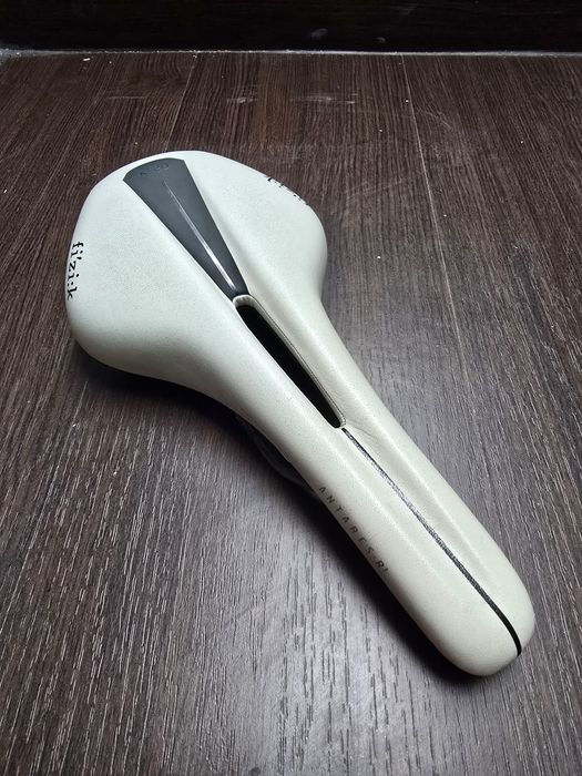 Capacete sapatos e selim ciclismo