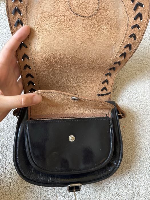 Чорна шкіряна сумка в етно стилі