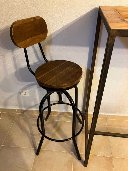 Mesa de sala/cozinha e bancos de estilo industrial vintage
