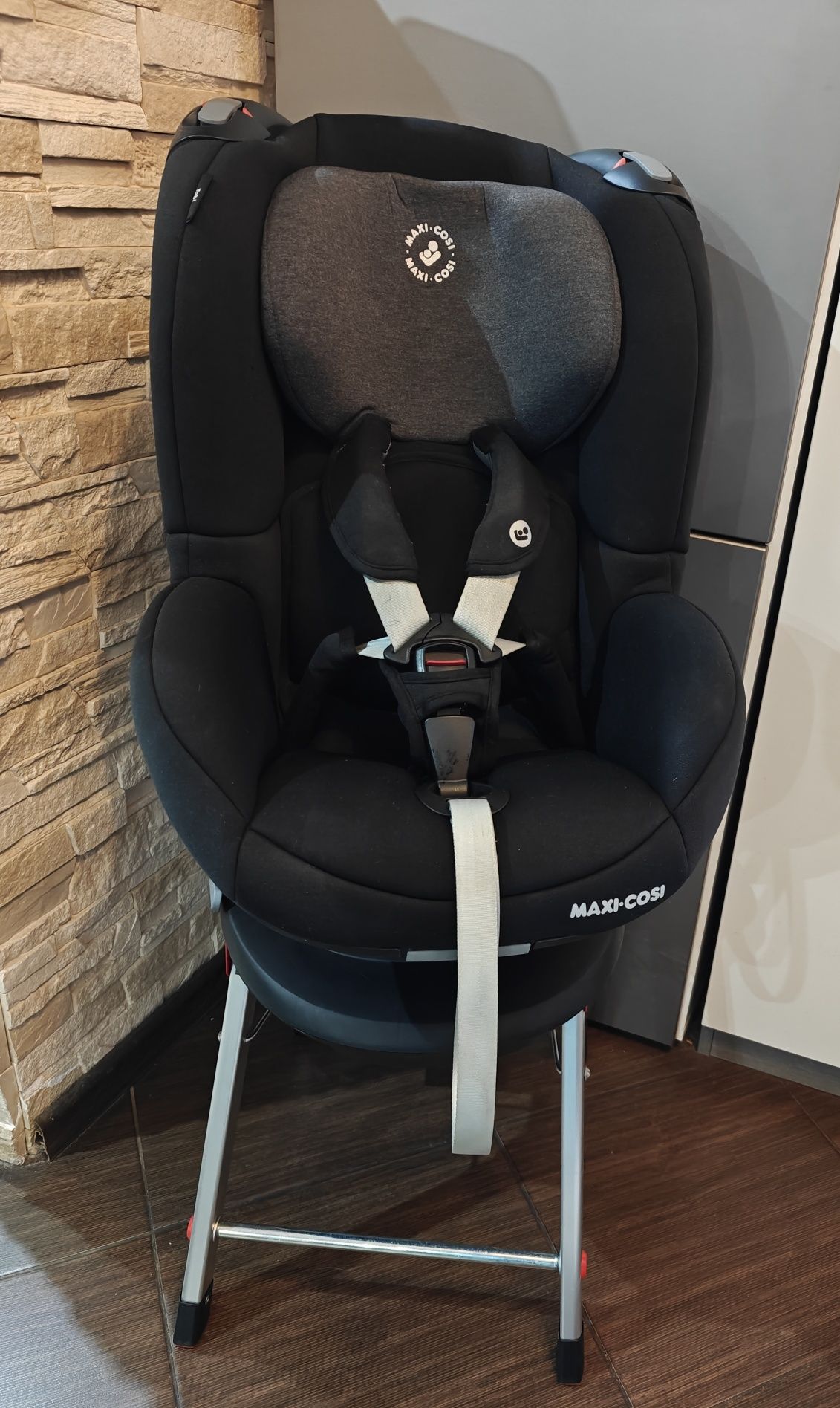 Fotelik samochodowy maxi Cosi 9-18 kg, montaż na pasy z auta ADAC