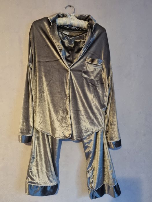 Дуже м'яка піжама костюм стильного кольору!